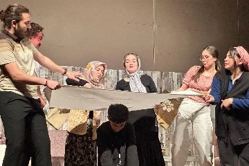 NNYÜ Tiyatro Topluluğu Deliler Bayramı’nı sahneledi