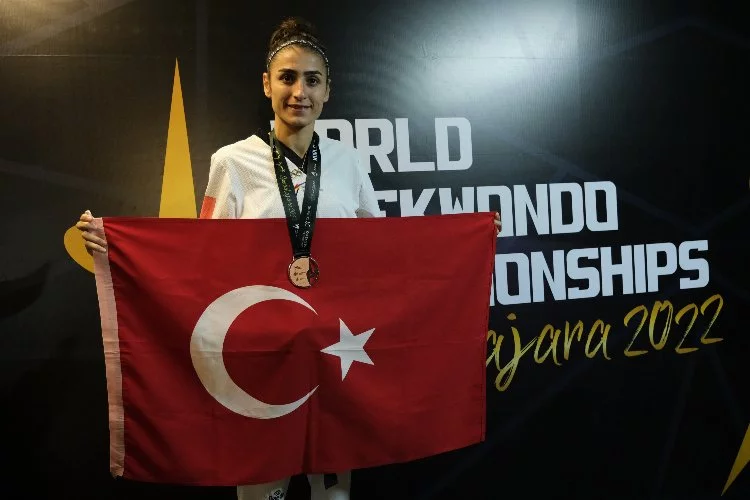 Olimpiyat madalyalı 'Milli' Kübra 'dünya üçüncüsü' oldu