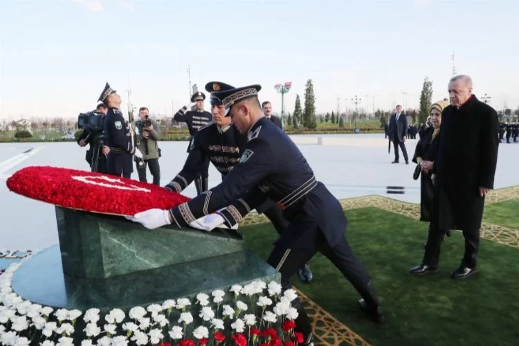 Özbekistan'daki Bağımsızlık Anıtı'na Erdoğan'dan çelenk