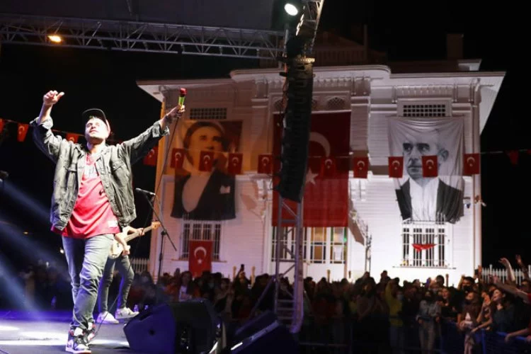 Ozbi, ilk halk konserini Bursa Mudanya'da verdi