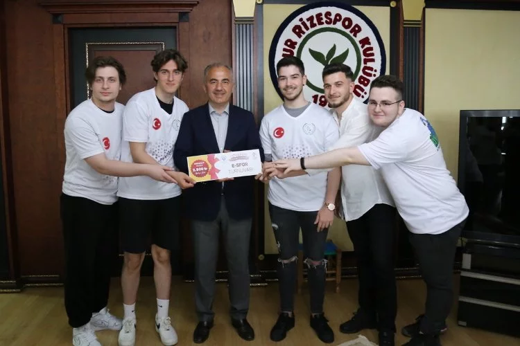 Rize'de e-spor ödülleri Başkan Metin'den