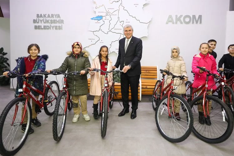 Sakarya'da Başkan Yüce’den 10 öğrenciye bisiklet