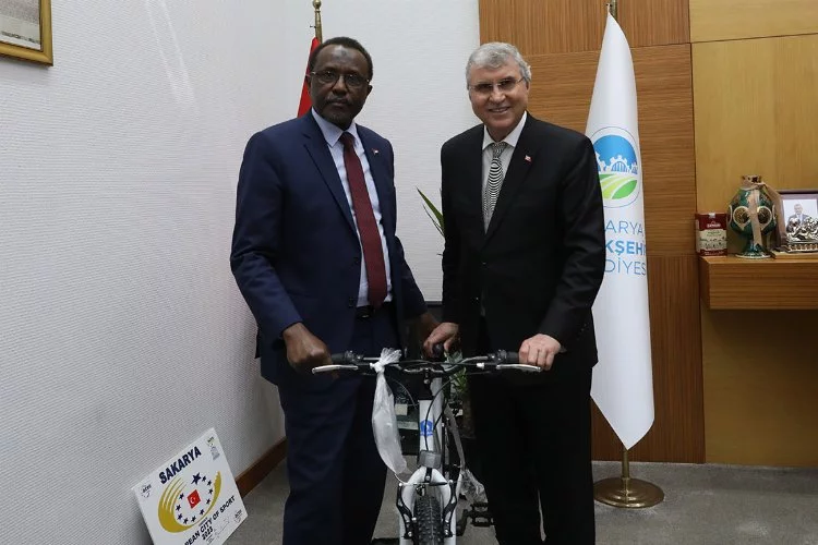 Sakarya Sudan’la kardeşlik köprüsü kuruyor... Büyükelçiye bisiklet hediyesi