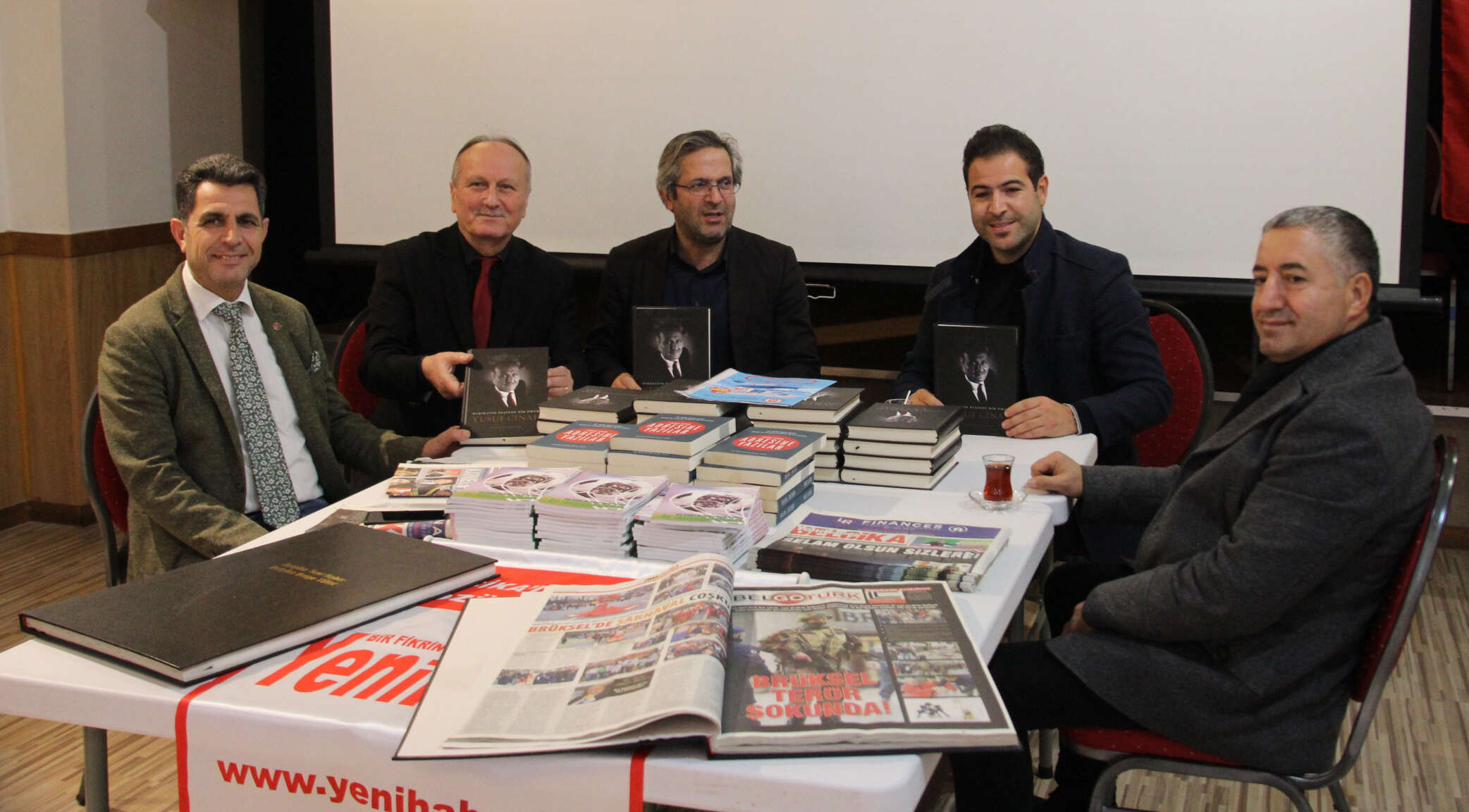IGF haber koordinatörü Mehmet Çetinkaya ( sol başta), Gazeteci Yazar Yusuf Cinal ( soldan 2. ), Brüksel Bölge Parlementosu Üyesi Şevket Temiz ( soldan 3. ), Brüksel Schaerbeek Belediye Başkan Yardımcısı Mehmet Bilge ( soldan 4. ) ve İş insanı Erol Özen ( sağ başta) ile birlikte görülüyor.