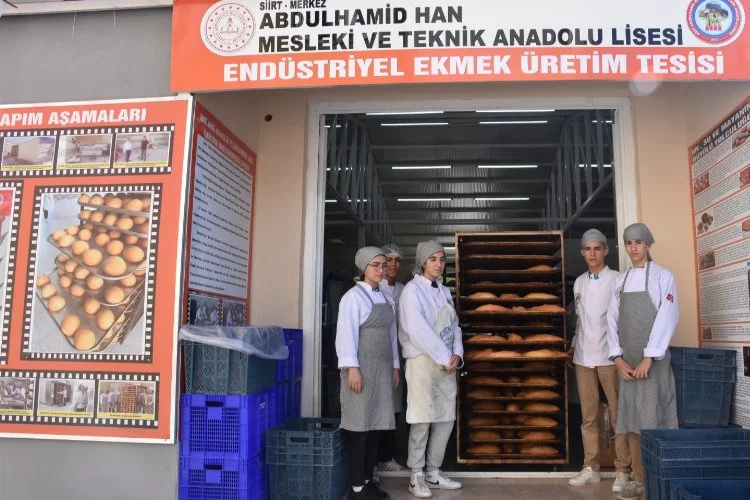 Siirt'te halk ekmek yayılıyor