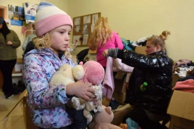 Ukraynalı çocuklar işgal sonrası evlerini terk etti
