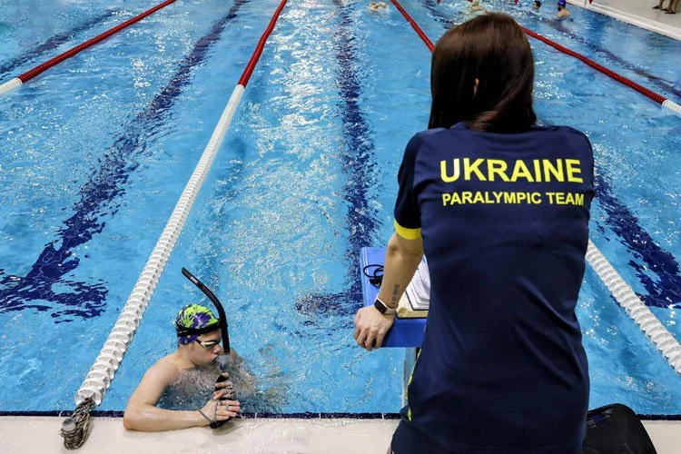 Ukraynalı sporcular havuzda antrenman yapıyor