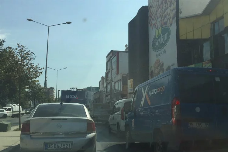 İzmir’in trafik sorunu dillere destan oluyor! Belediye çaresiz mi, çalışmıyor mu?