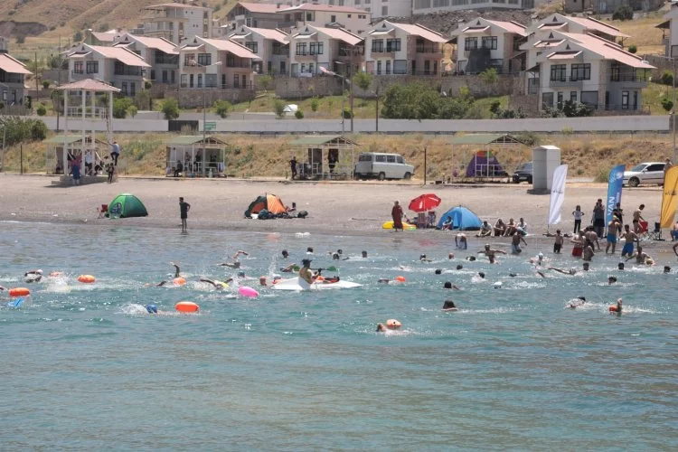 Yüzlerce sporcu Akdamar Adası’na yüzdü
